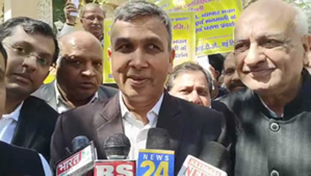 जीएसटी ऑफिस के बाहर सेल्स टैक्स बार एसोसिएशन ने किया विरोध प्रदर्शन जीएसटी ऑफिस के बाहर सेल्स टैक्स बार एसोसिएशन ने किया विरोध प्रदर्शन